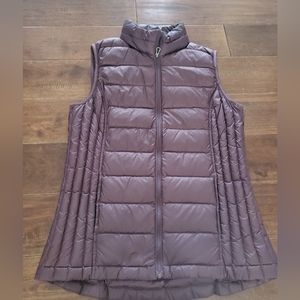 Plum color Vest size small women's, very lightweight weatherproof 32°